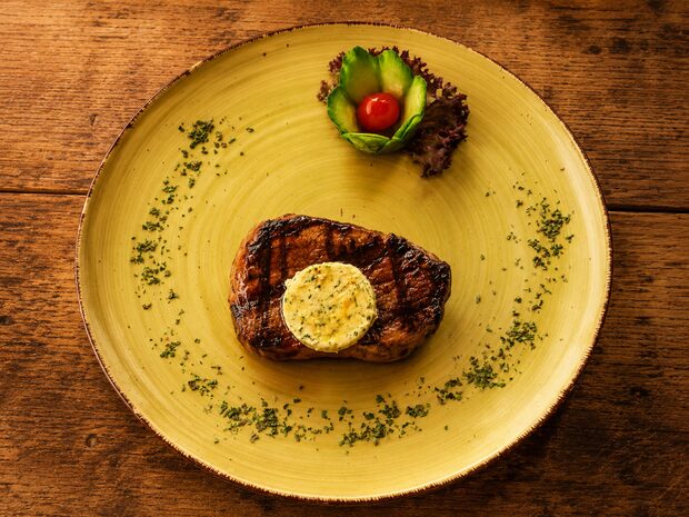 Filetsteak mit Kräuterbutter im Restaurant Im Grünen Winkel in Werne