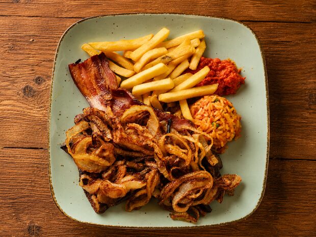 Raznjici mit Pommes frites und Djuwetschreis im Restaurant Im Grünen Winkel in Werne
