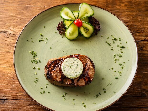 Rumpsteak mit Kräuterbutter im Restaurant Im Grünen Winkel in Werne