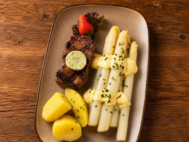 Spargel mit argentinischem Rumpsteak im Restaurant Im Grünen Winkel in Werne